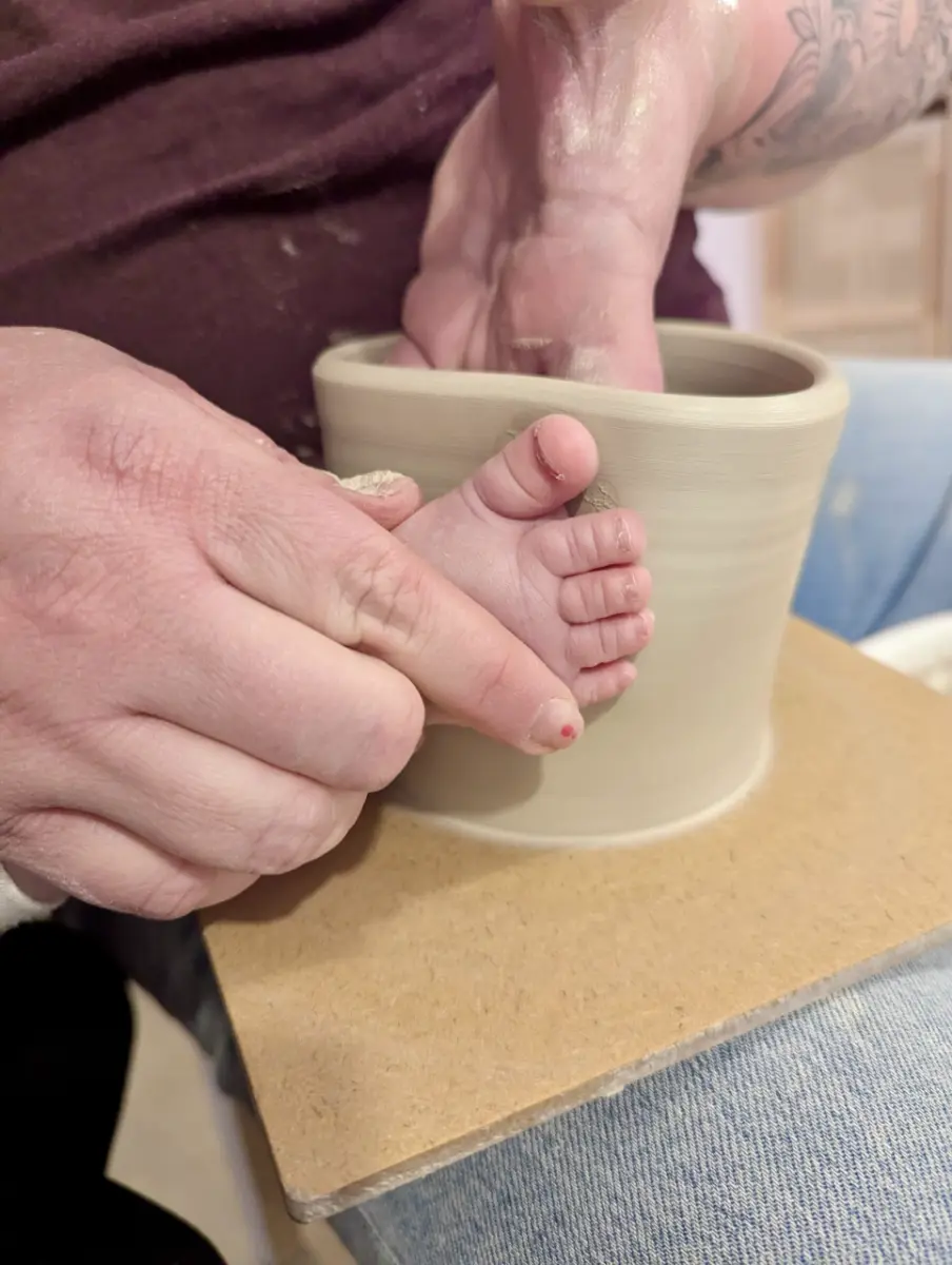 Töpferkurse und Töpfer-Events im Töpfertempel in Stuttgart Süd, dein Ort für kreative Auszeiten - mehr als nur Keramik bemalen, After Work Töpfern - Baby Fußabdruck Becher